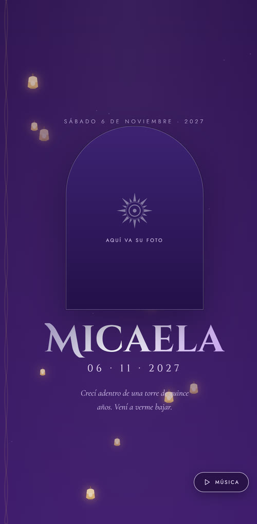 Ejemplo de invitación de XV años con temática de cuento: una torre de piedra con la ventana encendida, faroles flotando y el nombre en letras plateadas sobre fondo morado.